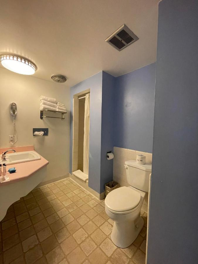 Super 8 By Wyndham Santa Barbara/Goleta Hotell Exteriör bild